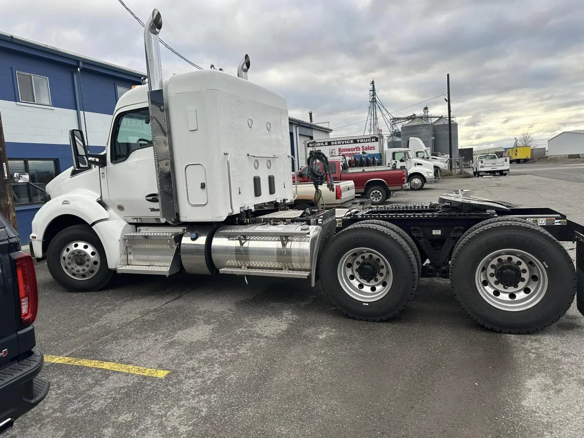 Upper Left Logistics fleet truck — Kenworth T880 / Day cab
